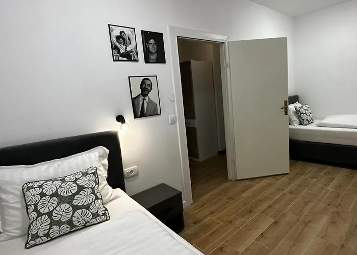 Crolivia Near Arena, Center Of Daire *